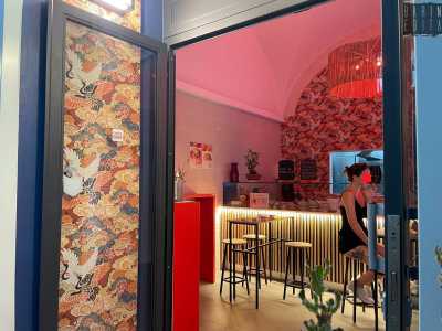 ... all�interno del loro piccolo locale da cui si diffonde una calda luce rossa
